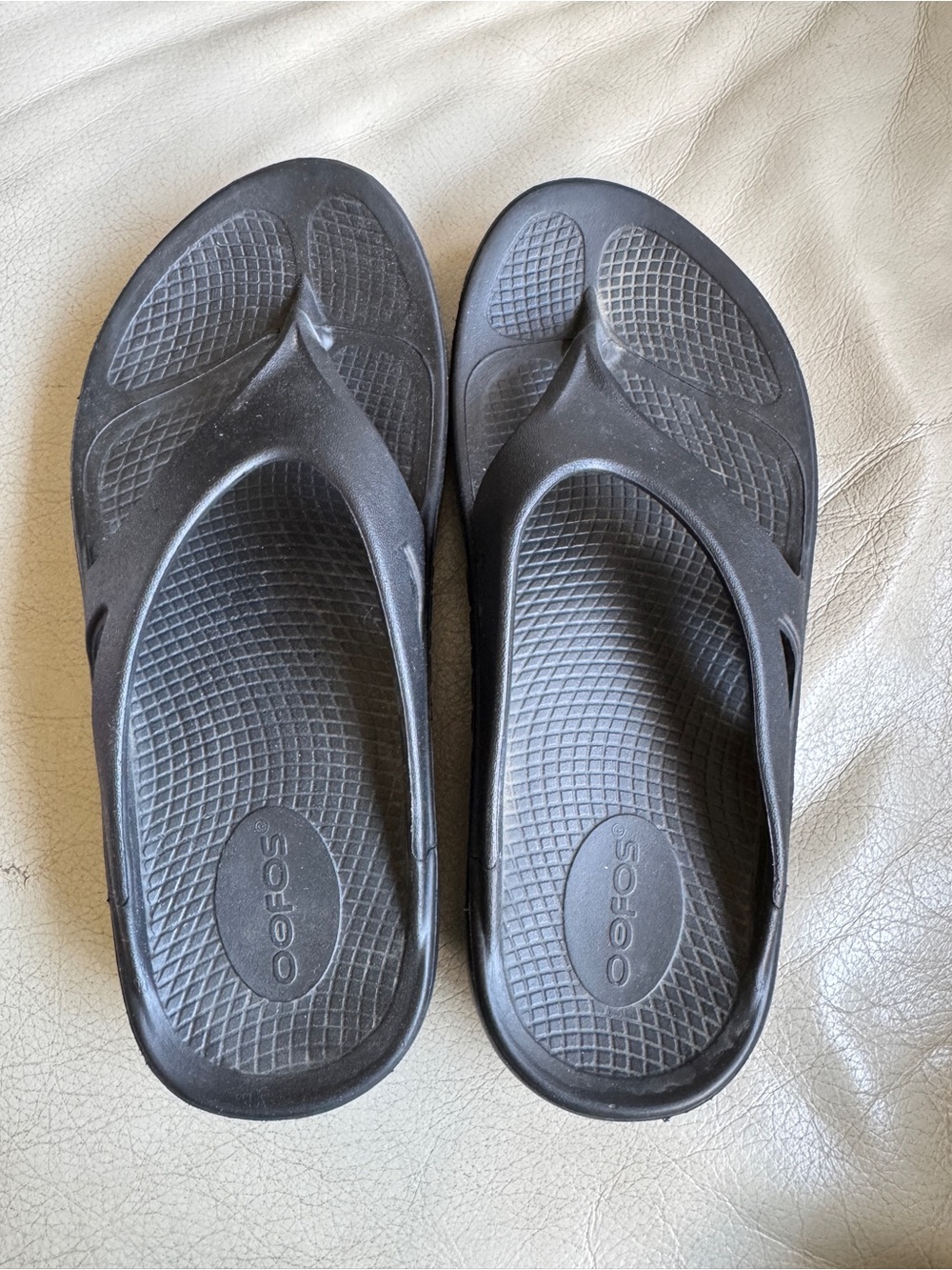 OOFOS Black Sandal Flip-Flops